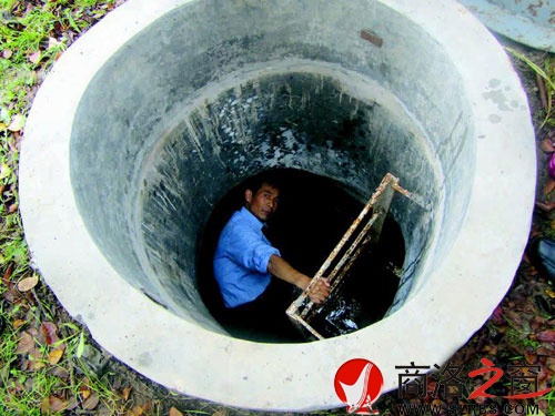 工作人員屈紀(jì)元要經(jīng)常下到井里采集水樣