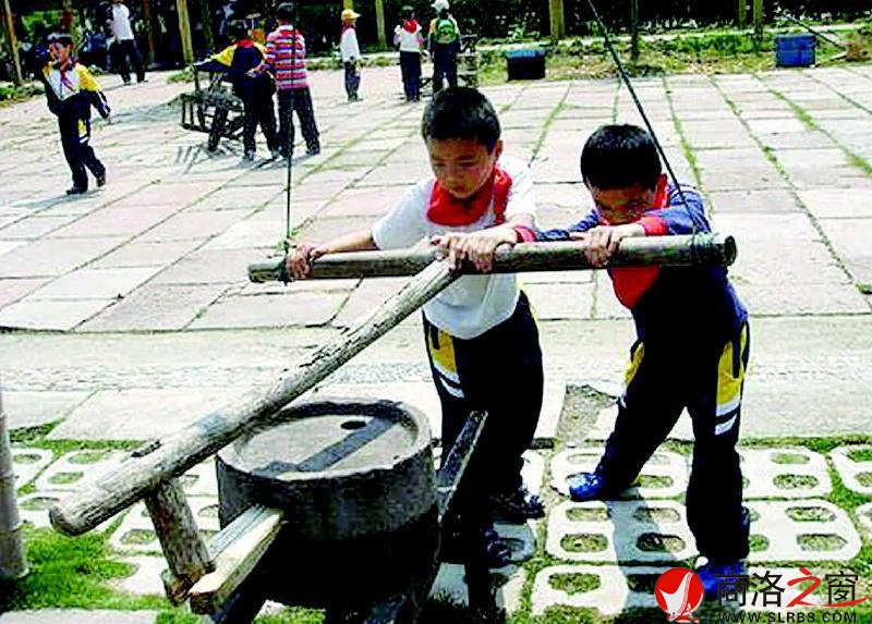 在城市的街區(qū)，石磨成了景觀。