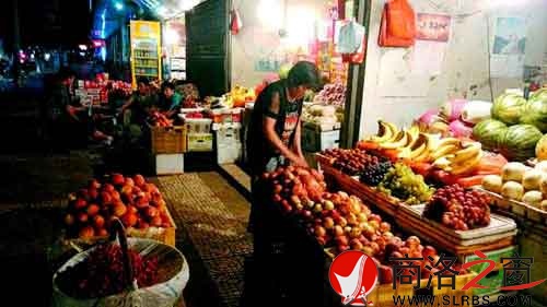 夜幕降臨，普通水果小店依然等待著顧客。