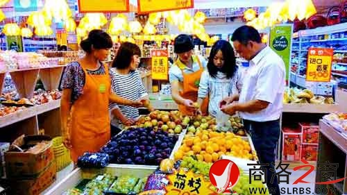 環(huán)境優(yōu)美的水果專賣店里，店員耐心地幫著顧客挑選水果。