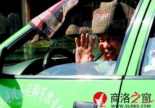 看到記者采訪，旁邊的出租車司機(jī)熱心地打了個招呼。