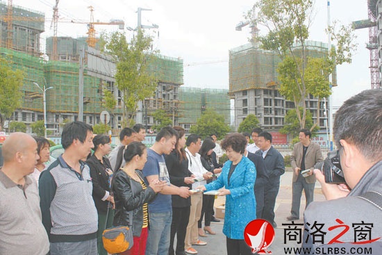 市委常委、宣傳部部長(zhǎng)劉淑慧為出租車駕駛員發(fā)放宣傳光碟