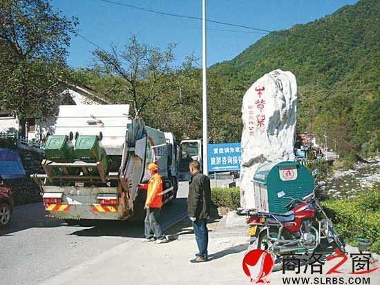 陜西靜能再生資源開發(fā)利用公司垃圾清運(yùn)車每天準(zhǔn)時(shí)清運(yùn)垃圾