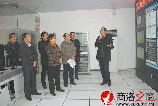 市長(zhǎng)陳俊、副市長(zhǎng)高健在信息中心檢查GPS動(dòng)態(tài)監(jiān)控運(yùn)行情況