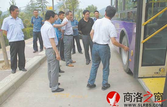 市交通運(yùn)輸局副局長(zhǎng)黃恒林帶領(lǐng)市運(yùn)管處檢查公交車輛安全