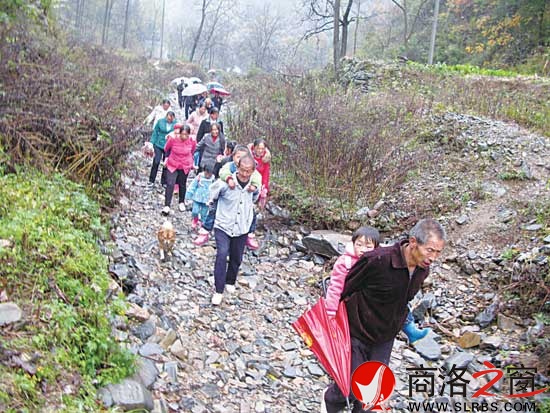 凹凸不平的小河溝是天橋3個組群眾接送孩子上學(xué)的必經(jīng)之路