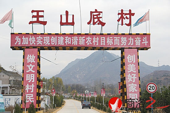 經(jīng)過全面普修，沙河子鎮(zhèn)王山底村的通村公路優(yōu)美整潔，成為一道亮麗風(fēng)景。