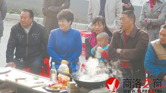 市委常委、宣傳部部長(zhǎng)劉淑慧和村民一起接受農(nóng)家樂餐飲培訓(xùn)。