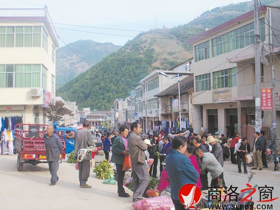 人頭攢動(dòng)的市場(chǎng)