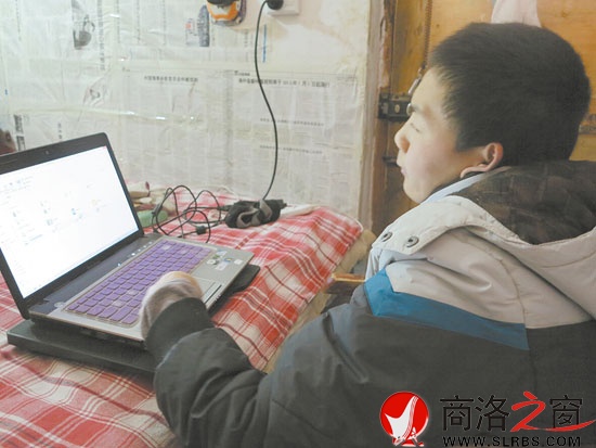 帥霖在電腦上學習