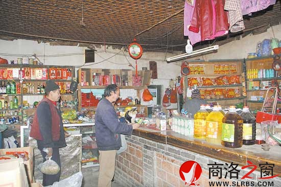 原供銷社是這里的最大商店，有好些年月的柜臺(tái)顯示著它的歷史。