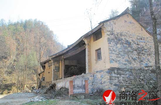 清光緒五年重修的戲樓已廢棄多年，默默的向人們證明著這里過去的繁華。