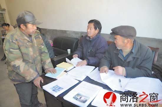 許多村民趁著趕集順便到村委會(huì)辦事