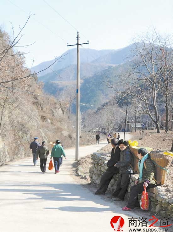 從各個(gè)山溝里前來的趕集人