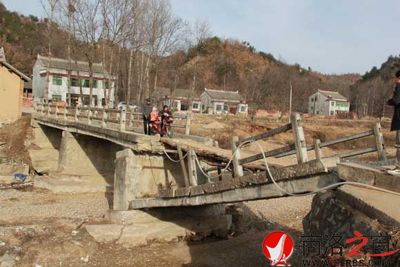 舊橋倒塌成危橋