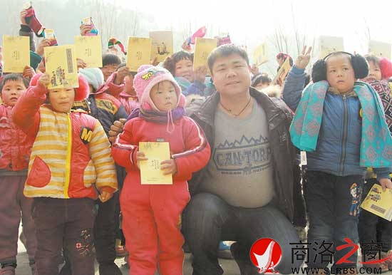 1月7日，王力為中村鎮(zhèn)流嶺小學(xué)送去捐贈的物資。