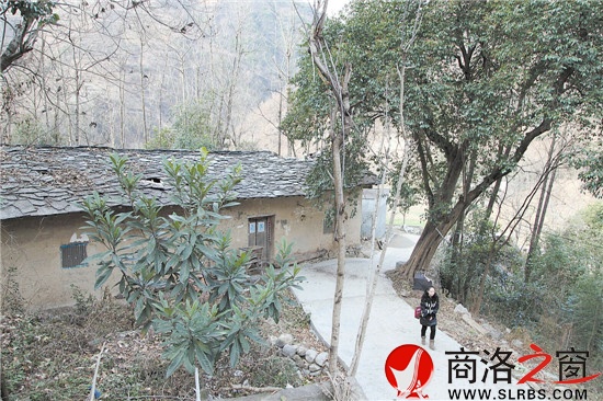 廢棄的石板房讓我們感受到這里曾經(jīng)的破敗