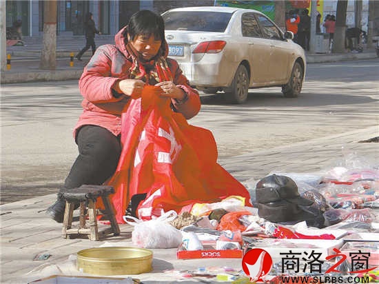 趁著陽光正好，擺地攤的老人不忘做做手工活。