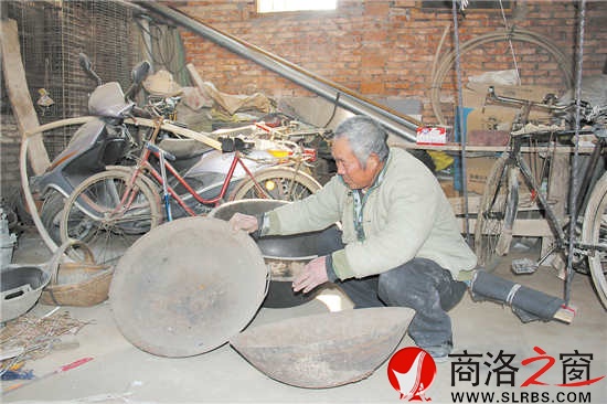 回憶起曾經(jīng)艱苦的歲月，付發(fā)喜老人難以忘懷補(bǔ)鍋時(shí)的場(chǎng)面。時(shí)間雖然過去了很久，但是曾經(jīng)補(bǔ)了又補(bǔ)的鍋一直被他珍藏。