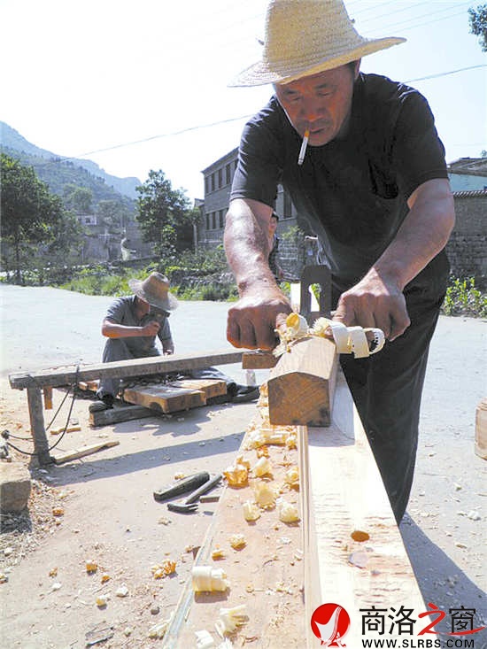 木匠是個(gè)手工活，是有技術(shù)的體力勞動(dòng)者。