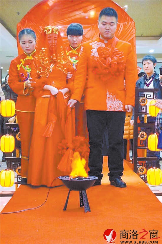 新娘跨火盆、過馬鞍，一生平平安安。