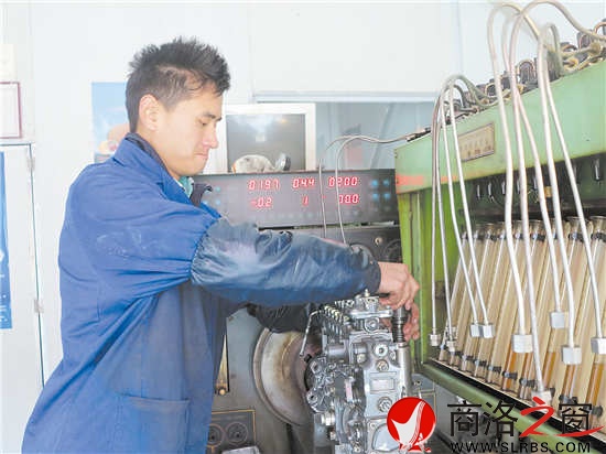 馮其文正在對(duì)壞掉的油泵進(jìn)行維修