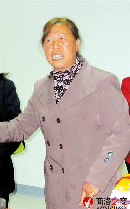 自樂(lè)班領(lǐng)頭人、今年56歲的常善秀在唱《花墻會(huì)》。