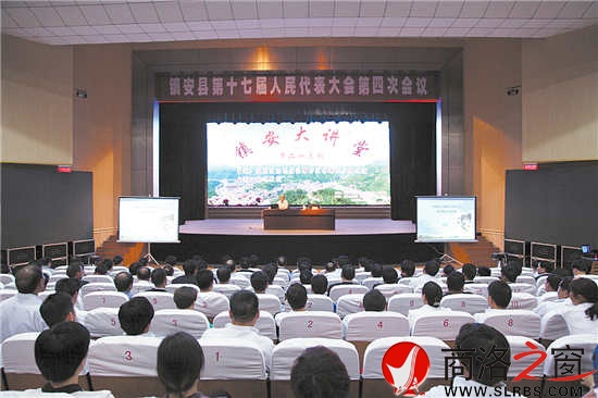 縣“兩會(huì)”期間，縣人大代表、政協(xié)委員聽棚改知識講座、議報(bào)告。