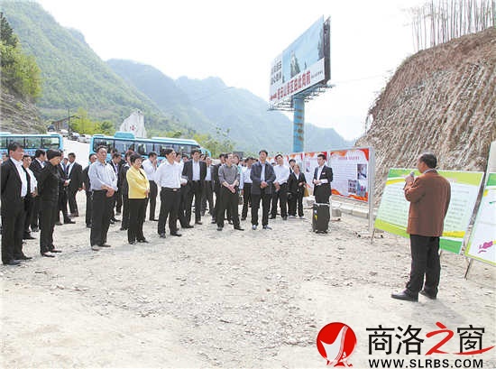 縣人大代表觀摩磨石溝美麗鄉(xiāng)村建設(shè)工作、議報(bào)告。