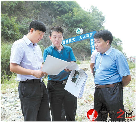 商洛市委常委、鎮(zhèn)安縣委書記李波（左），鎮(zhèn)安縣政府縣長璩澤濤（右）檢查指導(dǎo)重大項(xiàng)目建設(shè)工作。