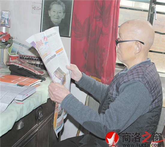 每天看電視、讀報瀏覽新聞是武長茂老人雷打不動的習慣。