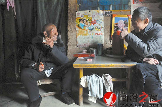 白天景老人接受采訪，暢談自己創(chuàng)作的快板。