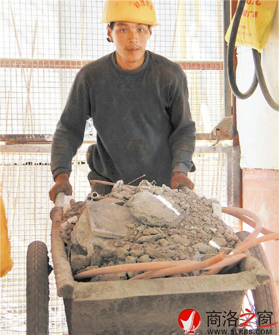 因?yàn)椴怀１蝗岁P(guān)注，當(dāng)面對(duì)鏡頭的時(shí)候，工人的臉上露出一絲局促。