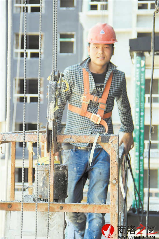 說起遠(yuǎn)方的家人，李義平的臉上不自覺地露出了甜甜的微笑。