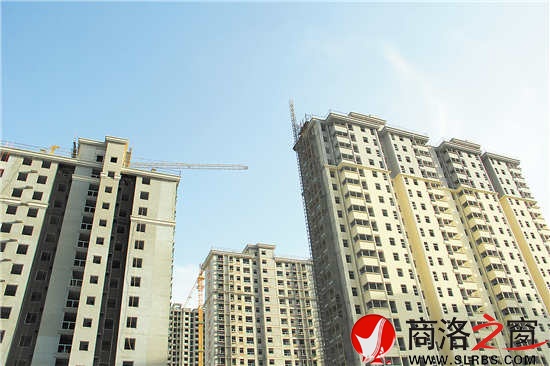 這些積累著建筑工人汗水和辛苦的高樓，在藍(lán)天白云的襯托下格外美麗璀璨，同時(shí)也印證了商洛發(fā)展的腳步，為商洛這座城市增光添彩。