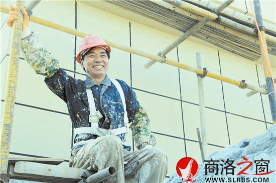 說起遠(yuǎn)方的家人，李義平的臉上不自覺地露出了甜甜的微笑。