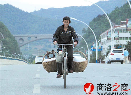 天空還未大亮，李建娥就已騎車帶著粽子到了丹江橋。