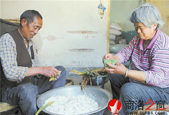 王紅計(jì)的老伴閑時(shí)也會(huì)幫他包上幾個(gè)，兩個(gè)人說(shuō)說(shuō)笑笑，也是一種陪伴。