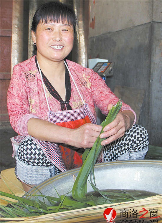 說(shuō)到洗葉子也是一件辛苦活時(shí)，王文武的妻子笑著說(shuō)，沒(méi)有包粽子辛苦。