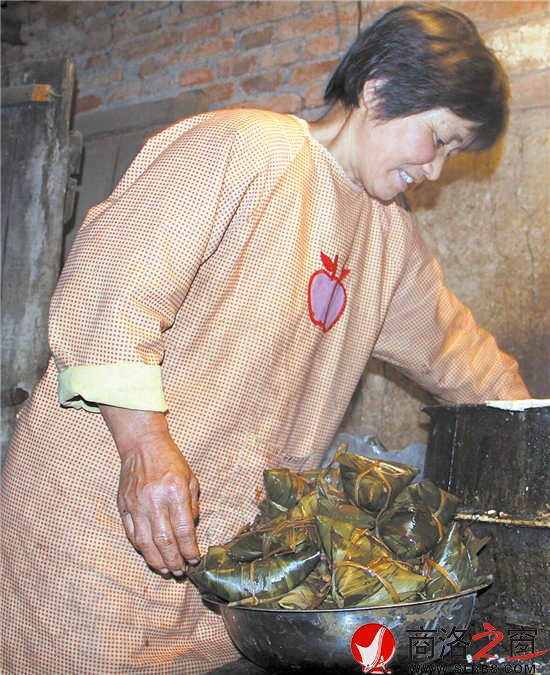 凌晨4:20，風(fēng)建霞正從鍋里往外撈粽子。