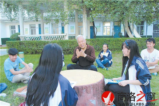 今年高考前夕，呂清太老師來到商南高級中學對參加高考的學生進行心里輔導。
