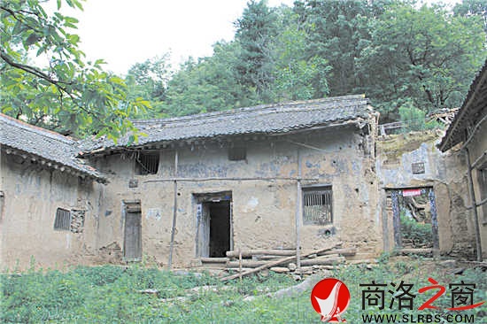 沿著崎嶇的山路，到處都是破舊的房屋、豬圈、狗窩，這些似乎都向外界訴說(shuō)著昔日的繁華。