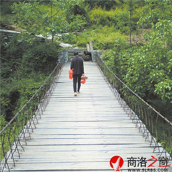 走在安靜的時光里。一座小橋，拉近了山的距離。