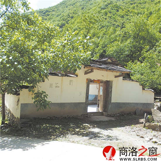 原始古樸的石板房院落