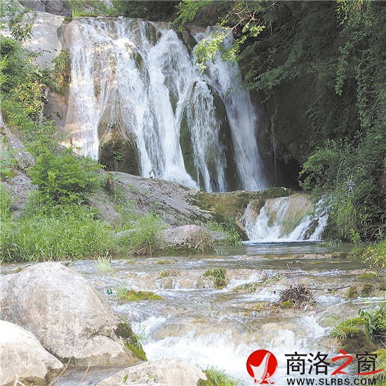 龍?zhí)叮w瀑如鏈，潭水透澈，風(fēng)景如畫。