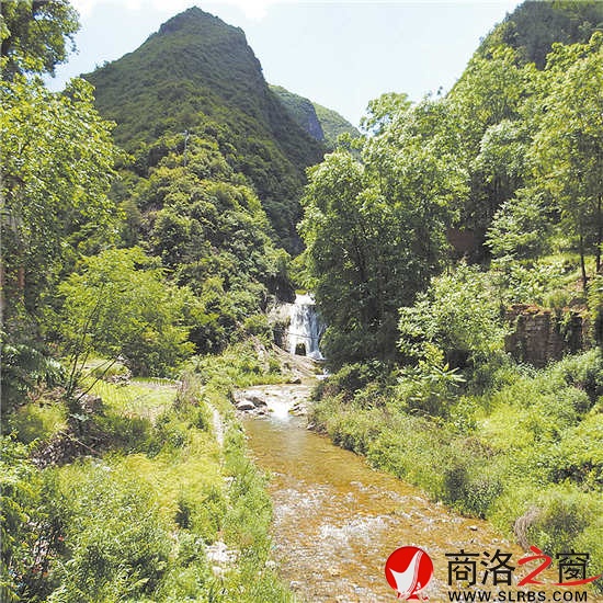 龍洞溝，一泓清泉蜿蜒而出，經(jīng)年清澈，四季不枯。