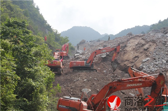 大型機械在現(xiàn)場不斷進行清理