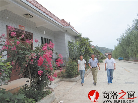 走在美麗的王山底村移民小區(qū)街道上，感受田園詩般的享受。