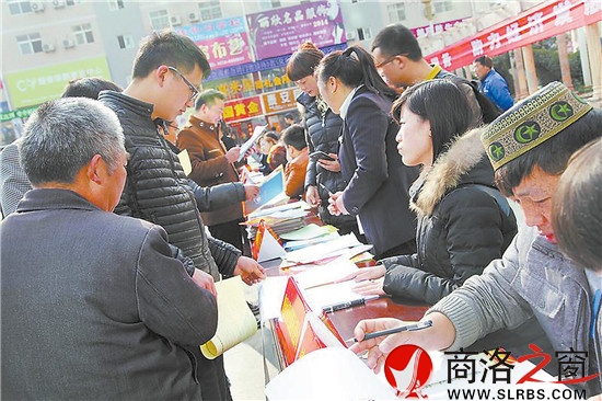 今年3月，鎮(zhèn)安舉行首場返鄉(xiāng)農(nóng)民工招聘會(huì),2200余名農(nóng)民工入場登記，500多人達(dá)成就業(yè)意向。