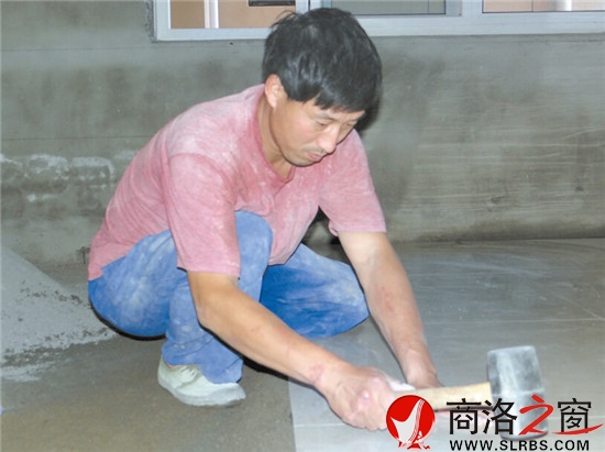 韓勇智干活認(rèn)真細(xì)致，在業(yè)主間留下了很好的口碑，請(qǐng)他鋪地磚的住戶源源不斷，不少家裝公司也邀請(qǐng)他加入。